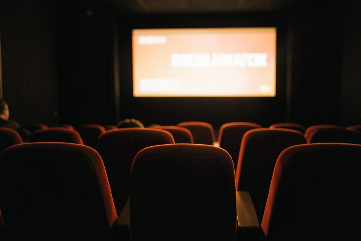Müstəqil kinoteatrda parlayan ekran və boş kreslolar